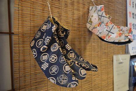 Tất Tabi với nhiều họa tiết.